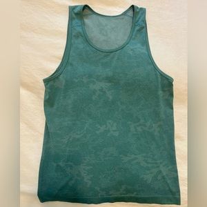 Lululemon men’s metal vent tank. Green with camo background